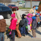 Faültetés óvodásokkal (Fotó: Nagy Mária)