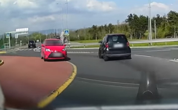 Forgalommal szemben közlekedett egy veszprémi körforgalomban az idős sofőr - Videó