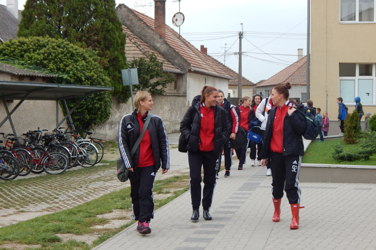 Mosonmagyaróvári Kéziladba Club látogatása a Szent Márton Általános Iskolában, Halásziban