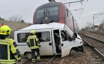 Parndorfnál egy vonat és egy kisbusz ütközött, késnek a vonatok - KÉPEKKEL