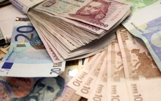 Hamarosan 324 forint is lehet egy euró
