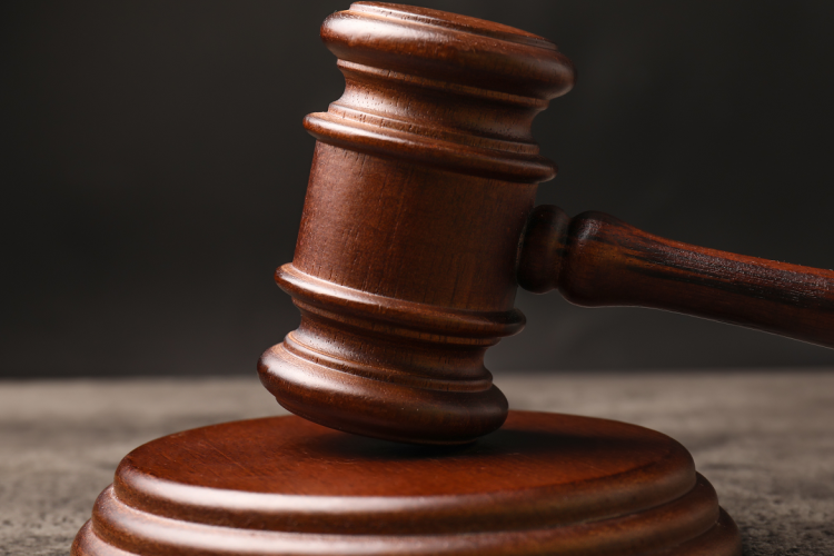 Pálinkát ivott, szalagkorlátnak ütközött az autópályán a román sofőr