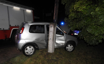 Villanyoszlopnak hajtott egy személygépkocsi