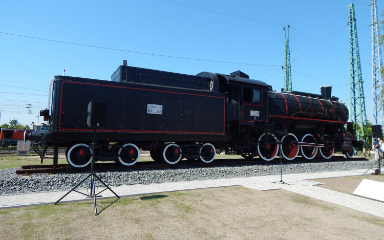 Felavatták a mozdonyszobrot Hegyeshalomban