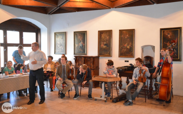 Puhab-bált tartottak a Cselley-házban