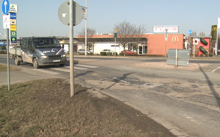 A Magyar Közút Zrt. újítja fel a körforgalom útját