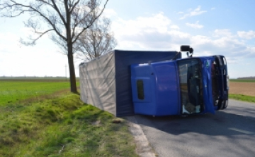 Kamion csúszott az árokba a 86. számú főúton