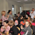 Kőrisfacsemetéket ültettek a diákok a Nolato Magyarország Kft telephelyén