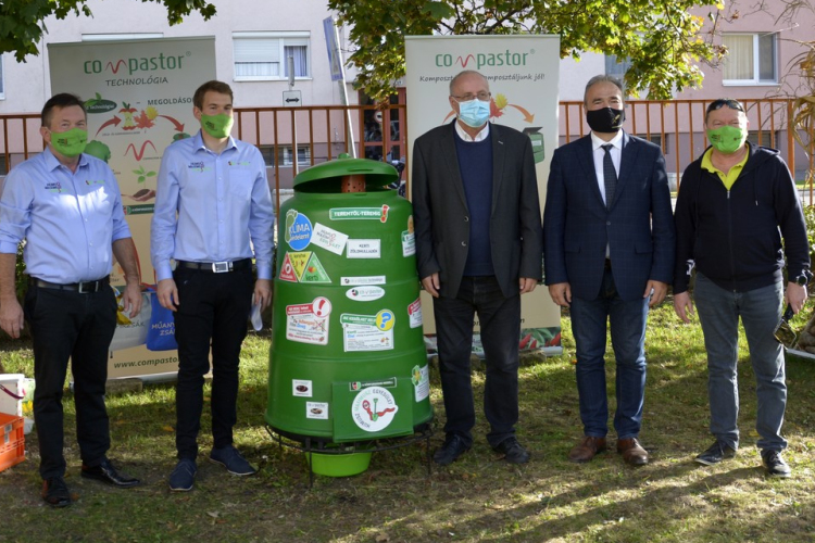 Komposztálót kapott a Móra iskola