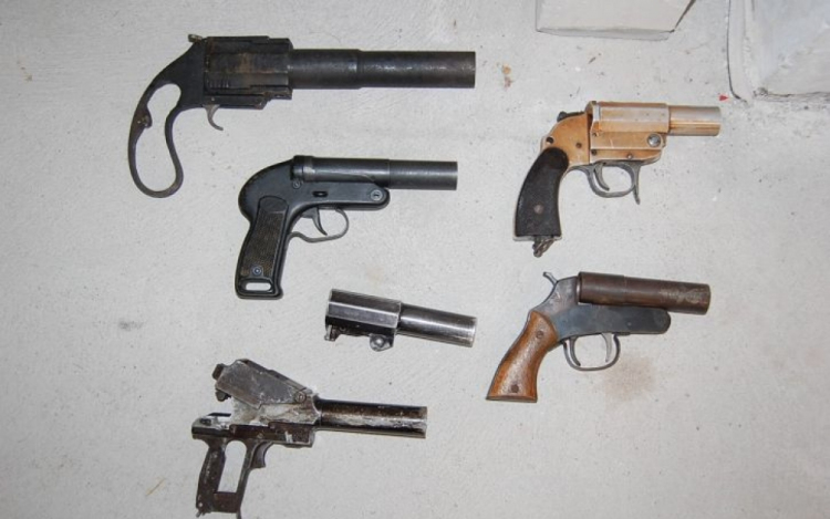 Lőfegyvereket tartott otthonában