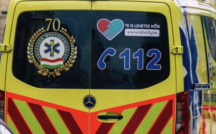 Felborult egy mentőautó szombaton késő este Budapesten