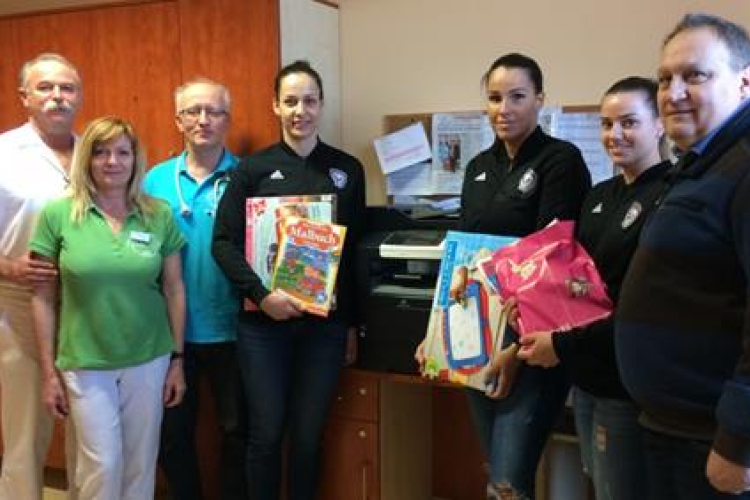 Átadták az MKC ajándékát a Karolina Kórház Gyermek Osztályának