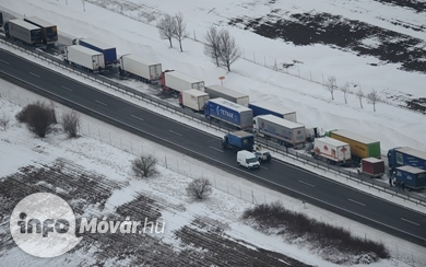 Budapest irányában szakaszosan felengedik a gépjárműveket