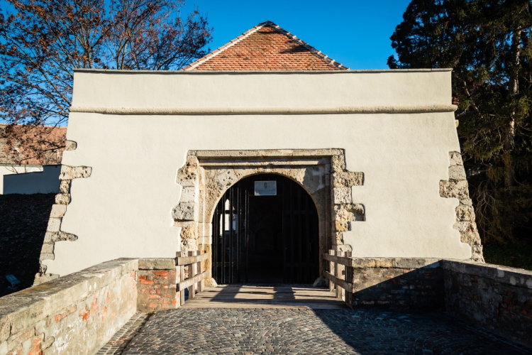 Megújult a várkapu és a vársétány