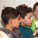 Kőrisfacsemetéket ültettek a diákok a Nolato Magyarország Kft telephelyén