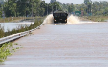 Útszűkűlet és vízátfolyások nehezítik a közlekedést 
