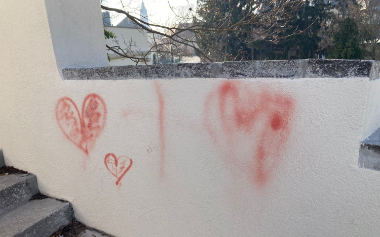 Rongálás a felújított várfalon - 100 ezer forint nyomravezetői díjat ajánlottak fel