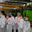 Kőrisfacsemetéket ültettek a diákok a Nolato Magyarország Kft telephelyén