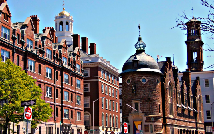 Az amerikai kormányzat megvonja a Harvard Egyetem jogát a külföldi diákok fogadására