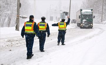 Rendőri segítséggel jutottak védett helyre