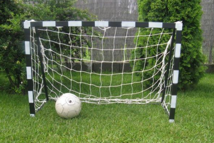 Focikapu dőlt egy iskolásra