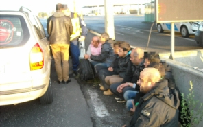 Pakisztáni embercsempész, szíriai menekültek