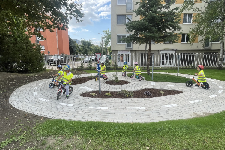 Kresz pályát avattak a Vackor óvodában