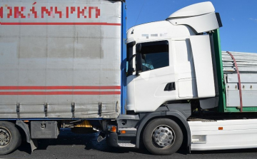 Képek a hétfői balesetről, próbababát lopott-rendőrségi összesítő