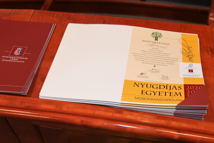 Átadták a Nyugdíjas Egyetem diplomáit