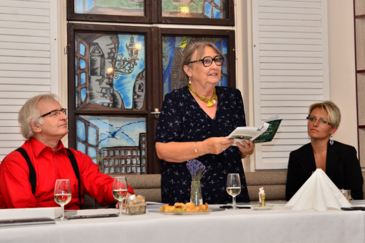 Kávéházi beszélgetések - Borclub Étterem