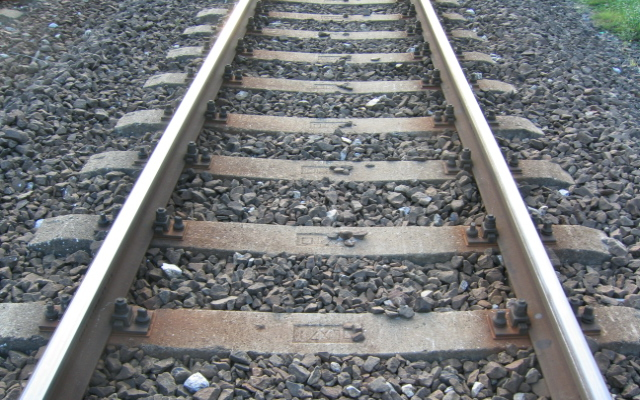 Majdnem vonat siklott ki néhány tinédzser miatt Mosonmagyaróváron 