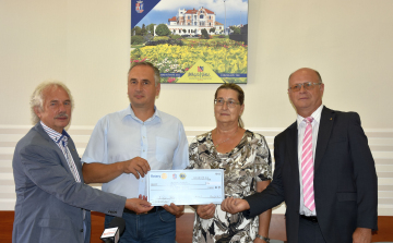 Halászléosztásból adomány a hospice-háznak