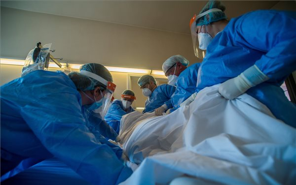 A fertőzöttek száma 138,9 millió, a halálos áldozatoké meghaladta a 2,98 milliót a világon