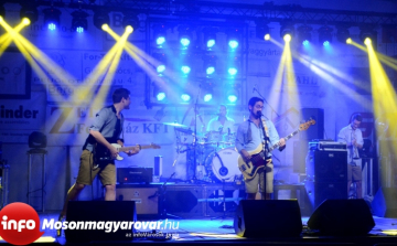 Lóci játszik zenekar Mosonmagyaróváron