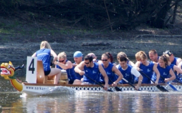 Vakokkal együtt eveztek