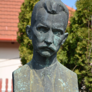 Koszorúzás a József Attila szobornál (Fotó: Nagy Mária)