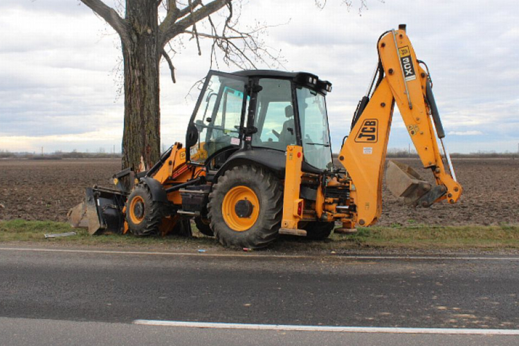 Ittasan vezette a markolót