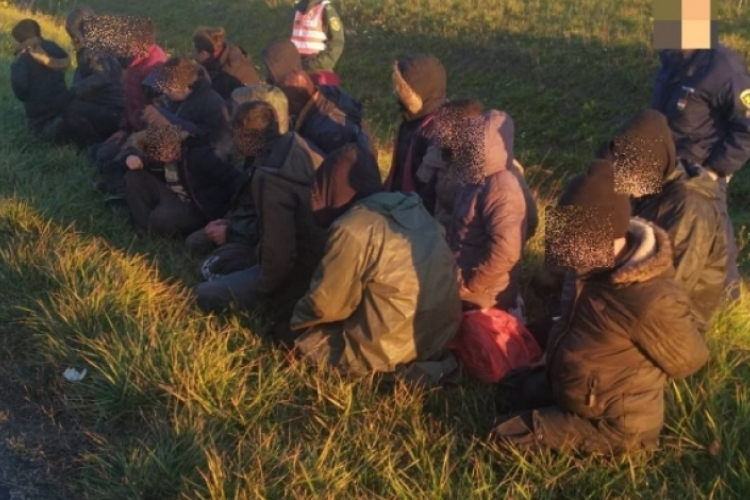 Huszonöt migránst fogtak el a rendőrök Mosonmagyaróvár térségében
