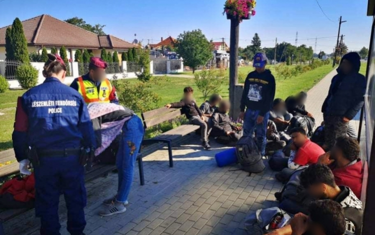 16 illegális migráns akart Ausztriába jutni