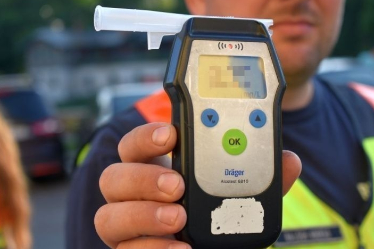 Ittasan, eltiltás alatt vezetett