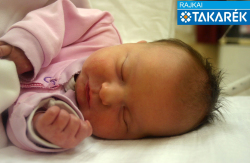 Pinetz Csenge, Kimle