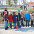 Faültetés óvodásokkal (Fotó: Nagy Mária)