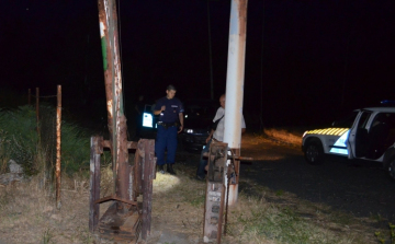 Vád: Megrongálták a határsorompót