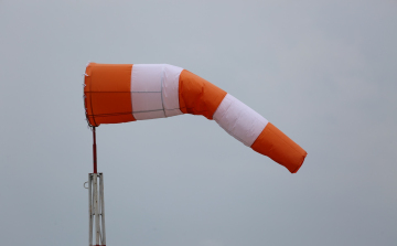 Meteorológia: vasárnap hőségzáró hidegfront érkezik erős, viharos széllel