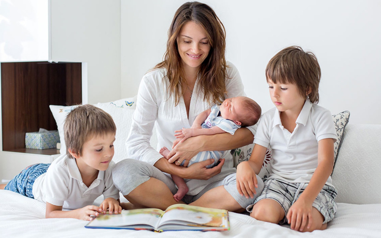 Hasznos és gyakorlati információkat ad a NAV a háromgyermekes anyák adókedvezményének érvényesítéséhez