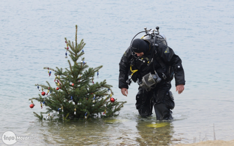 Búvárkarácsony Hegyeshalomban - A víz alatt korábban jön a Jézuska!