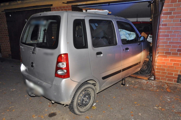 Ittasan hajtott a garázsba