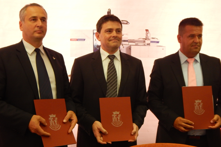 Az első támogatási szerződés a mosonmagyaróvári Sportcsarnokhoz