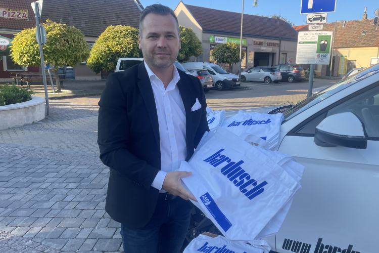 150 éves a Bardusch Bértextília Kft. - 150 textiltáskát osztottak ki