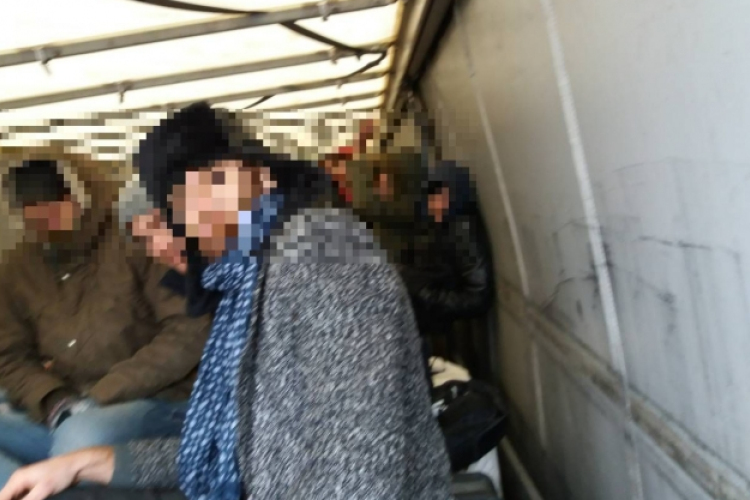 Kamionba megbújva próbáltak Ausztriába jutni - videóval